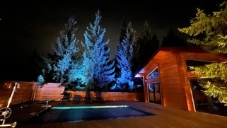 Свет без риска: почему для участков с автополивом нужны светильники IP65 и низковольтное освещение